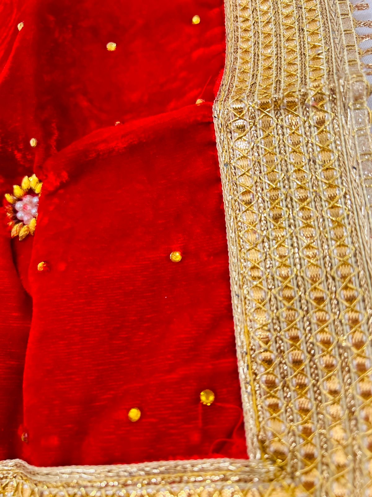 Velvet Thaal Cover with Center Motif & Lace Border – Round Big Size | Pooja, Wedding & Festive Use | Wrap Shap