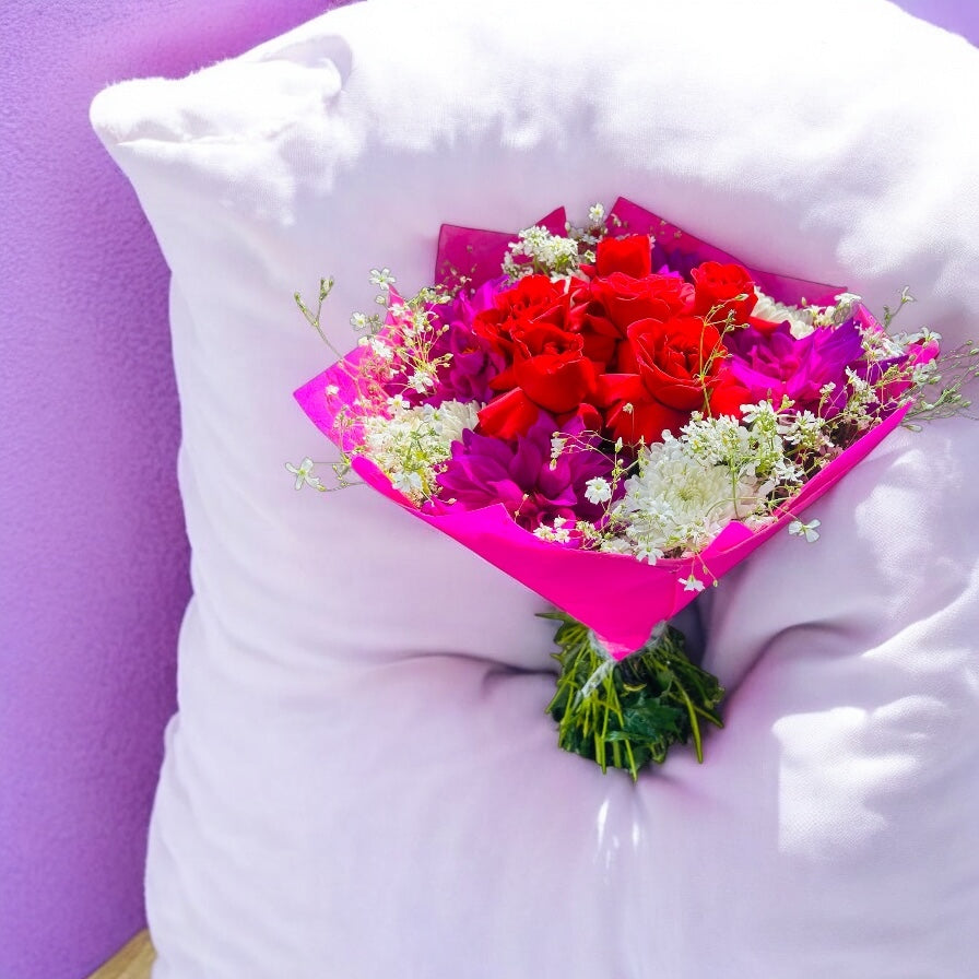 Elegant fresh flower bouquet with red roses and white chrysanthemums, perfect for gifting on Valentine’s Day, anniversaries, birthdays, and weddings.