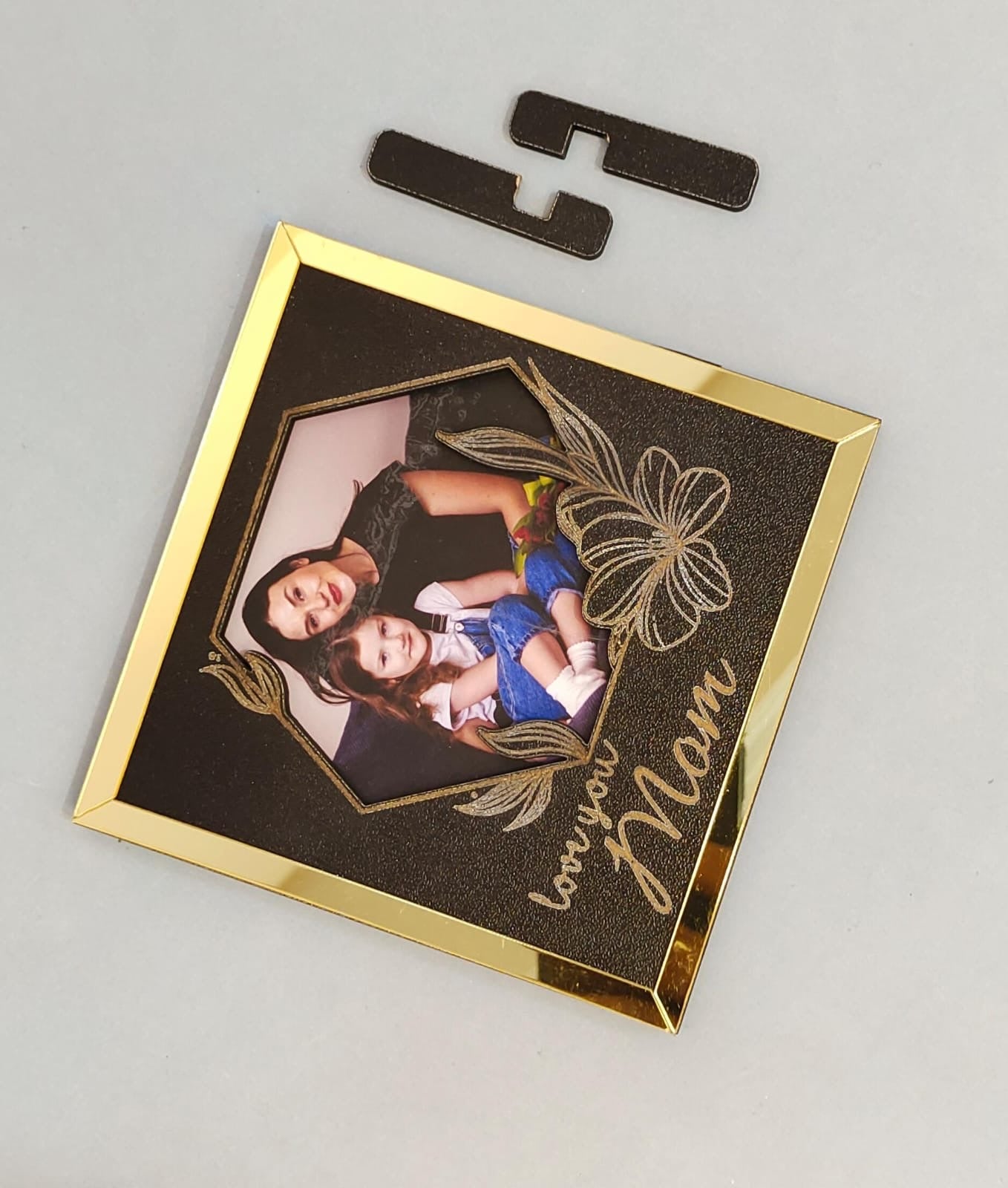 Eternal Love: Customizable 'Love You Mom' Photo Frame