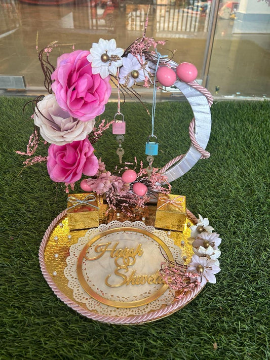 Elegant Engagement Ring Platter with Golden Base, Pink and Beige Roses, and Personalized Lock Design