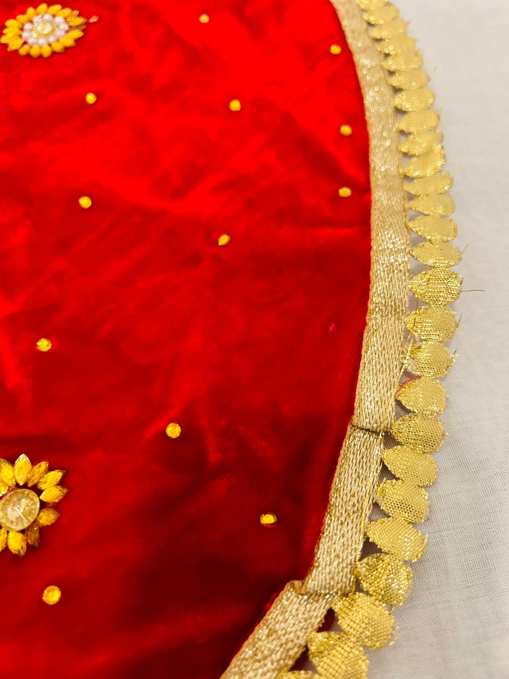 Velvet Thaal Cover with Center Motif & Lace Border – Round Big Size | Pooja, Wedding & Festive Use | Wrap Shap