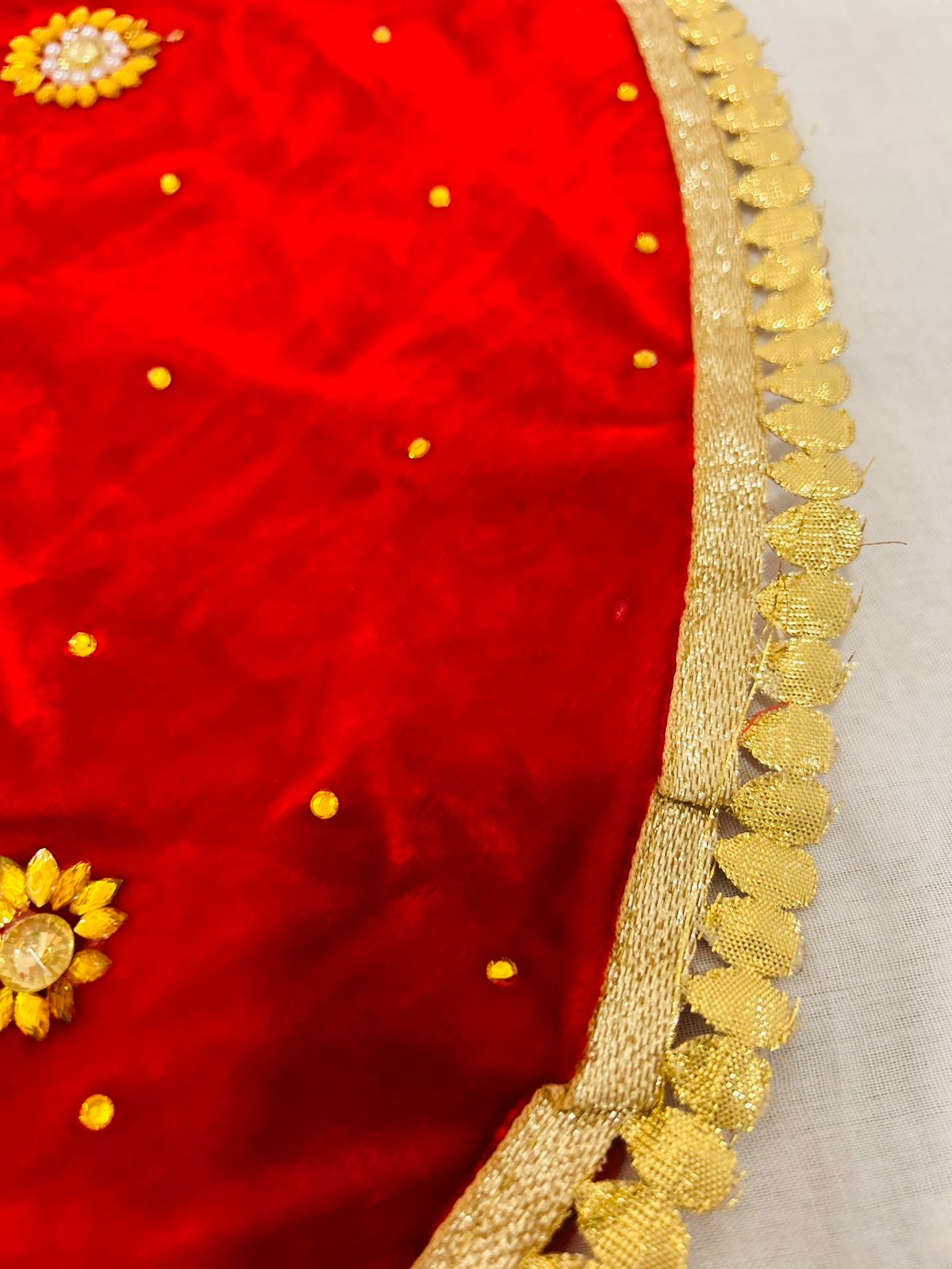Velvet Thaal Cover with Center Motif & Lace Border – Round Big Size | Pooja, Wedding & Festive Use | Wrap Shap