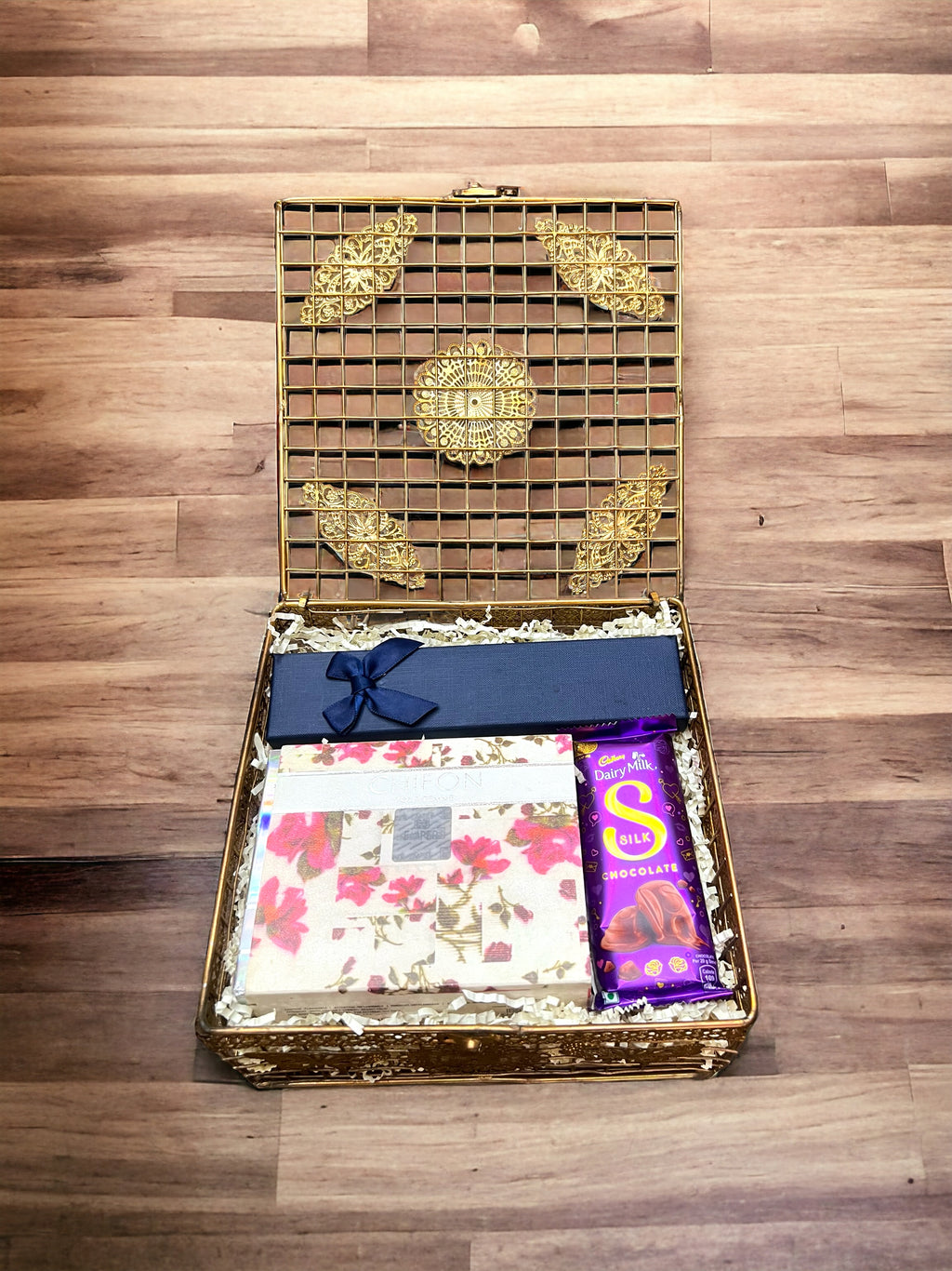 Chic Elegance Gift Hamper for Her – A Luxurious Surprise for Every Occasion