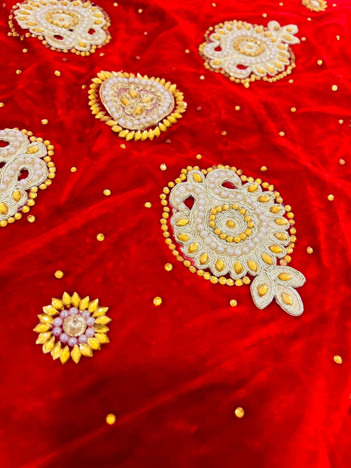 Velvet Thaal Cover with Center Motif & Lace Border – Round Big Size | Pooja, Wedding & Festive Use | Wrap Shap