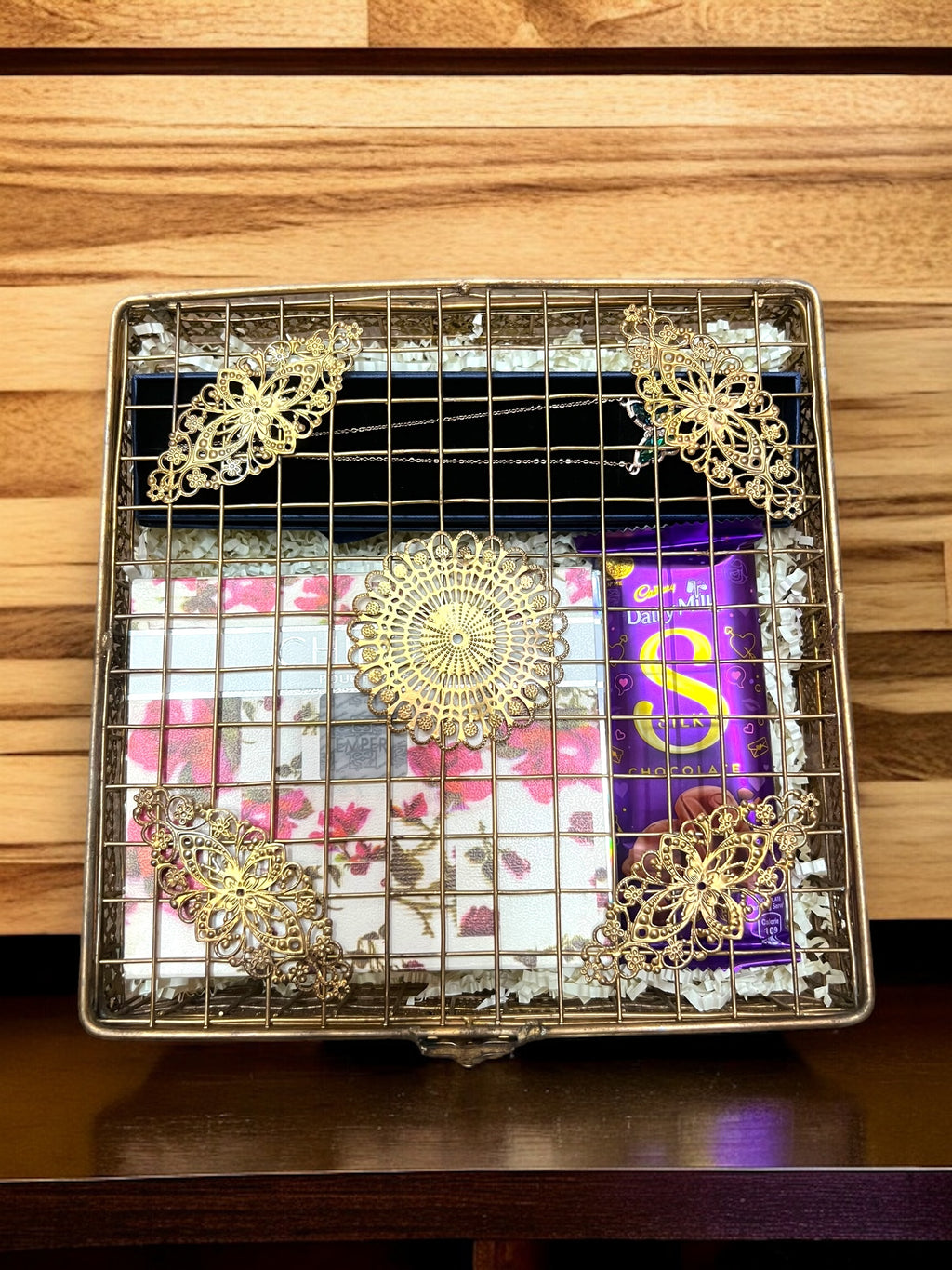 Chic Elegance Gift Hamper for Her – A Luxurious Surprise for Every Occasion