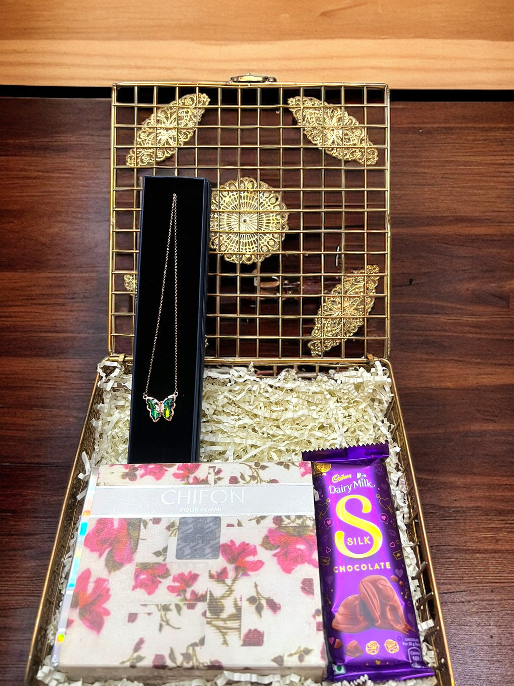 Chic Elegance Gift Hamper for Her – A Luxurious Surprise for Every Occasion