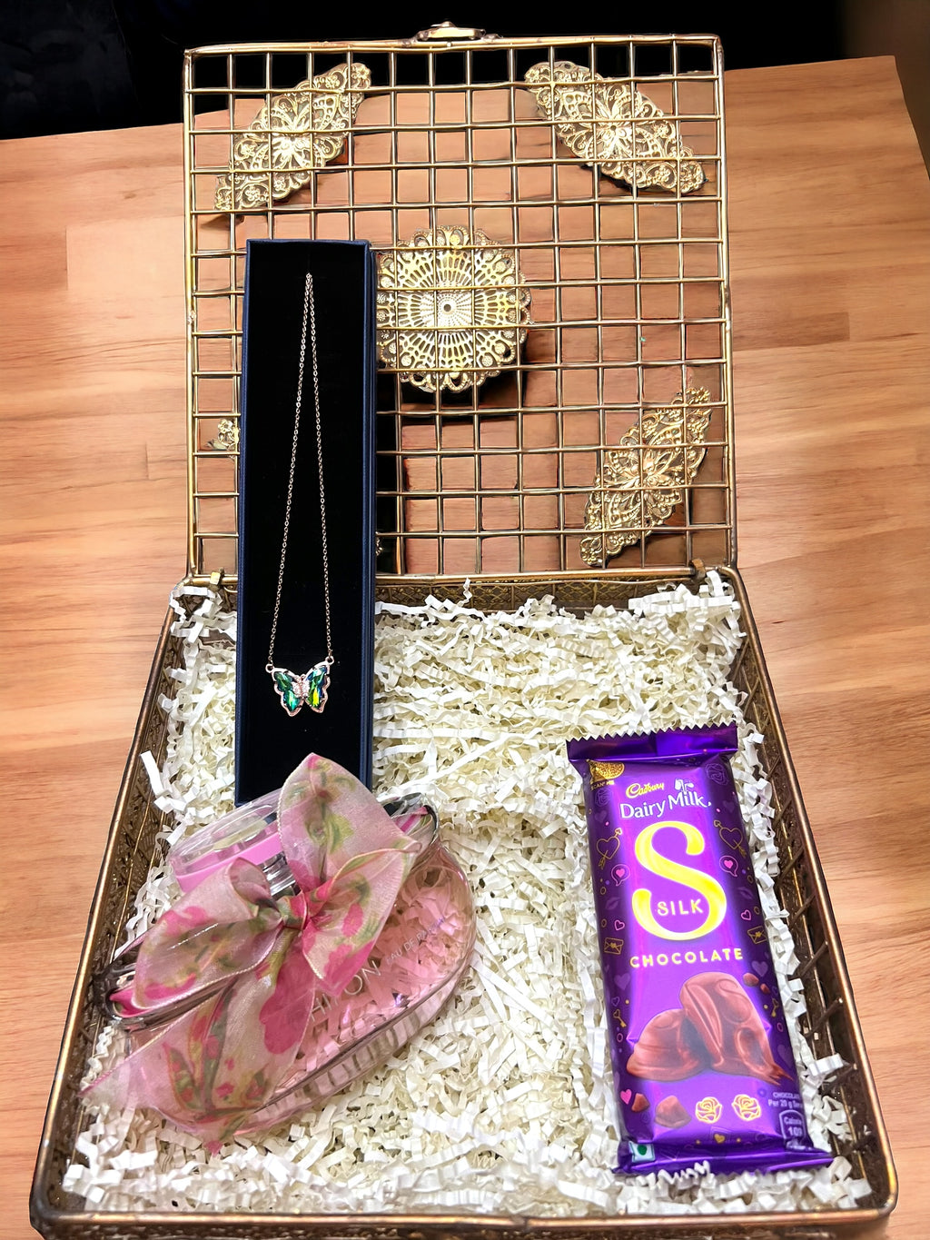 Chic Elegance Gift Hamper for Her – A Luxurious Surprise for Every Occasion
