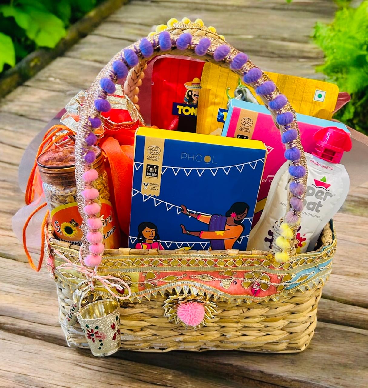 Holi-Premium-Gift-Hamper-Phool-Gulal-Gujiya-Kauna-Basket