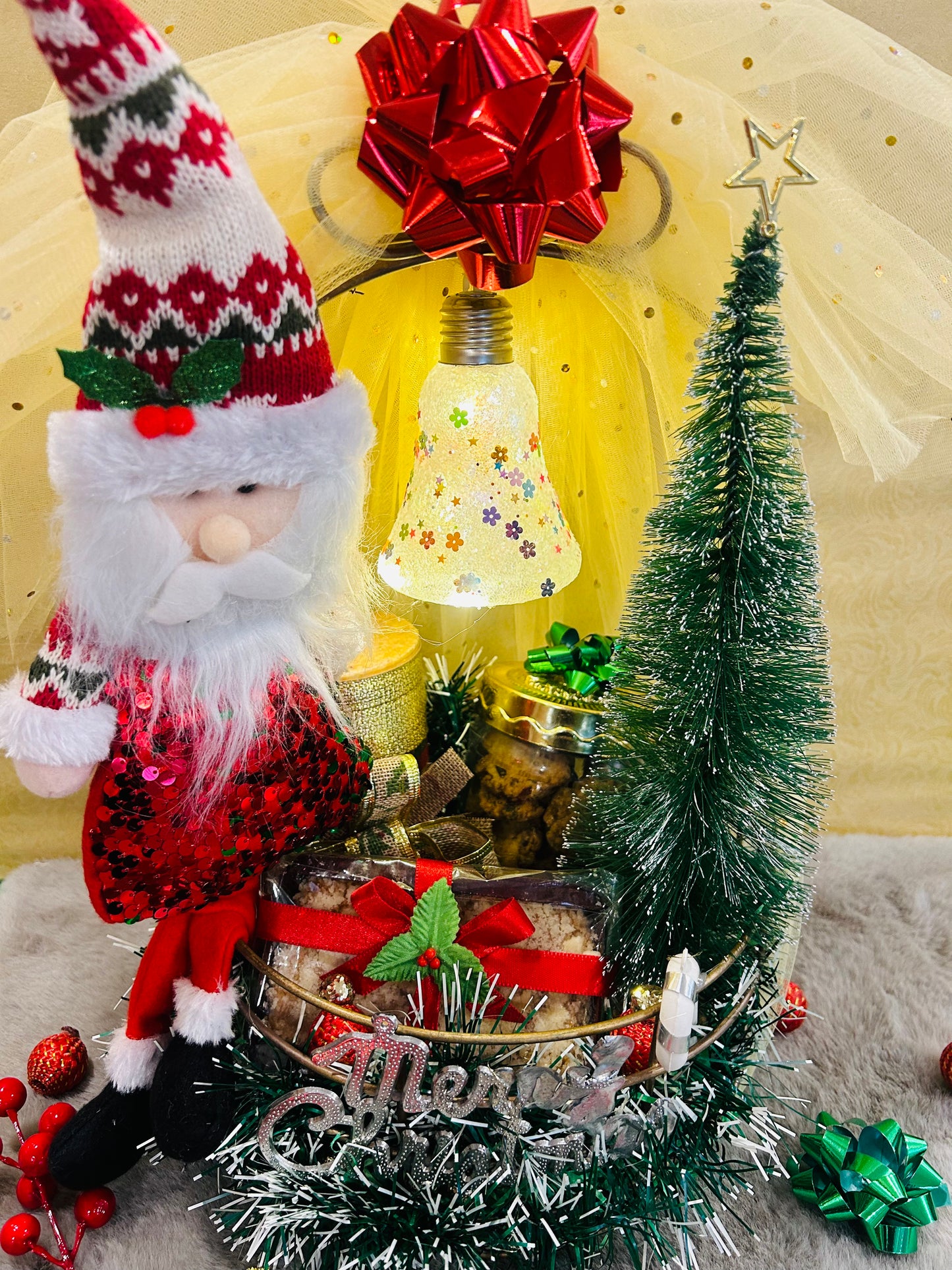 Deluxe Christmas Hamper in Metal Basket – Xmas Cookies, Plum Cake, Scented Candle, Gingerbread & Tree Décor