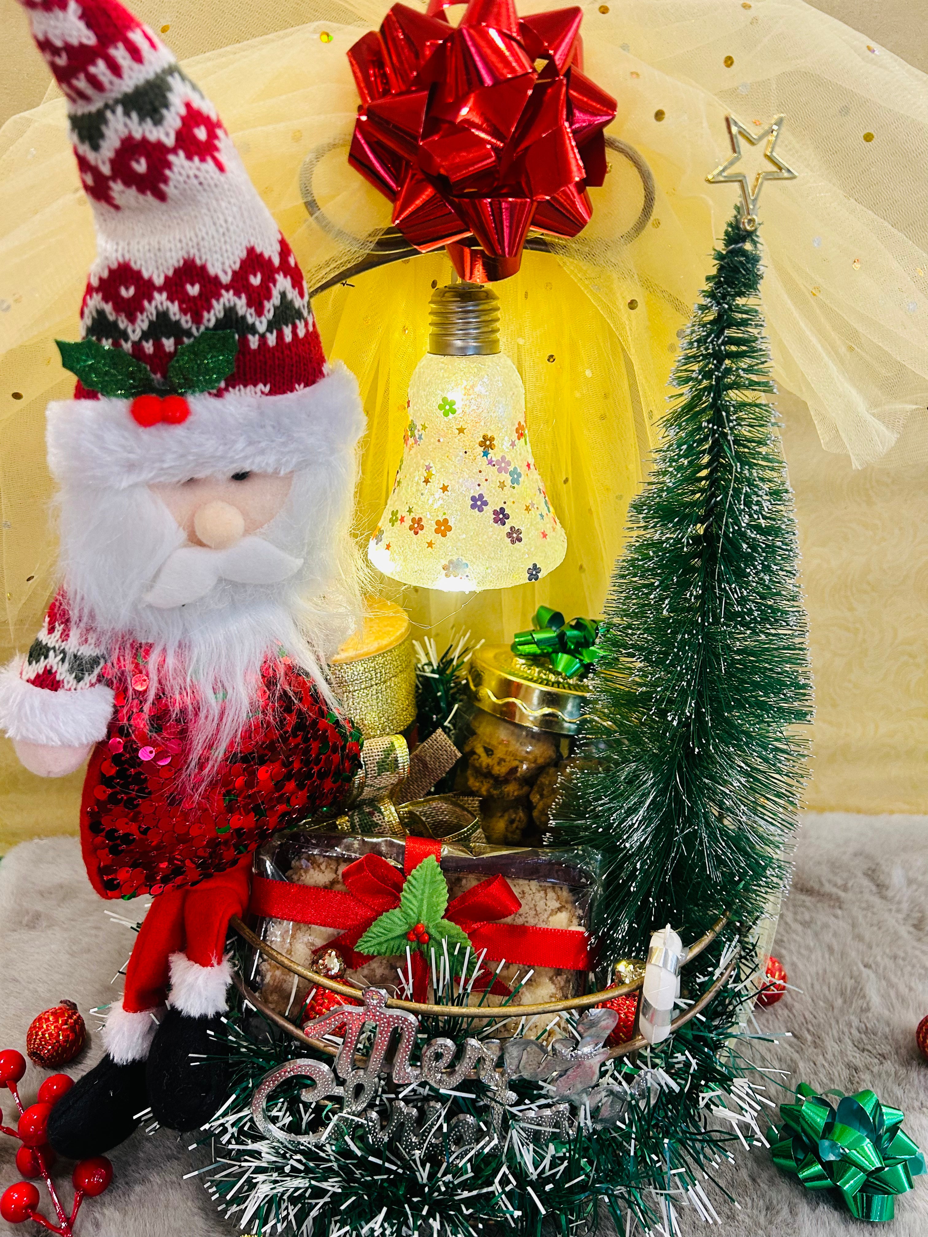 Deluxe Christmas Hamper in Metal Basket – Xmas Cookies, Plum Cake, Scented Candle, Gingerbread & Tree Décor