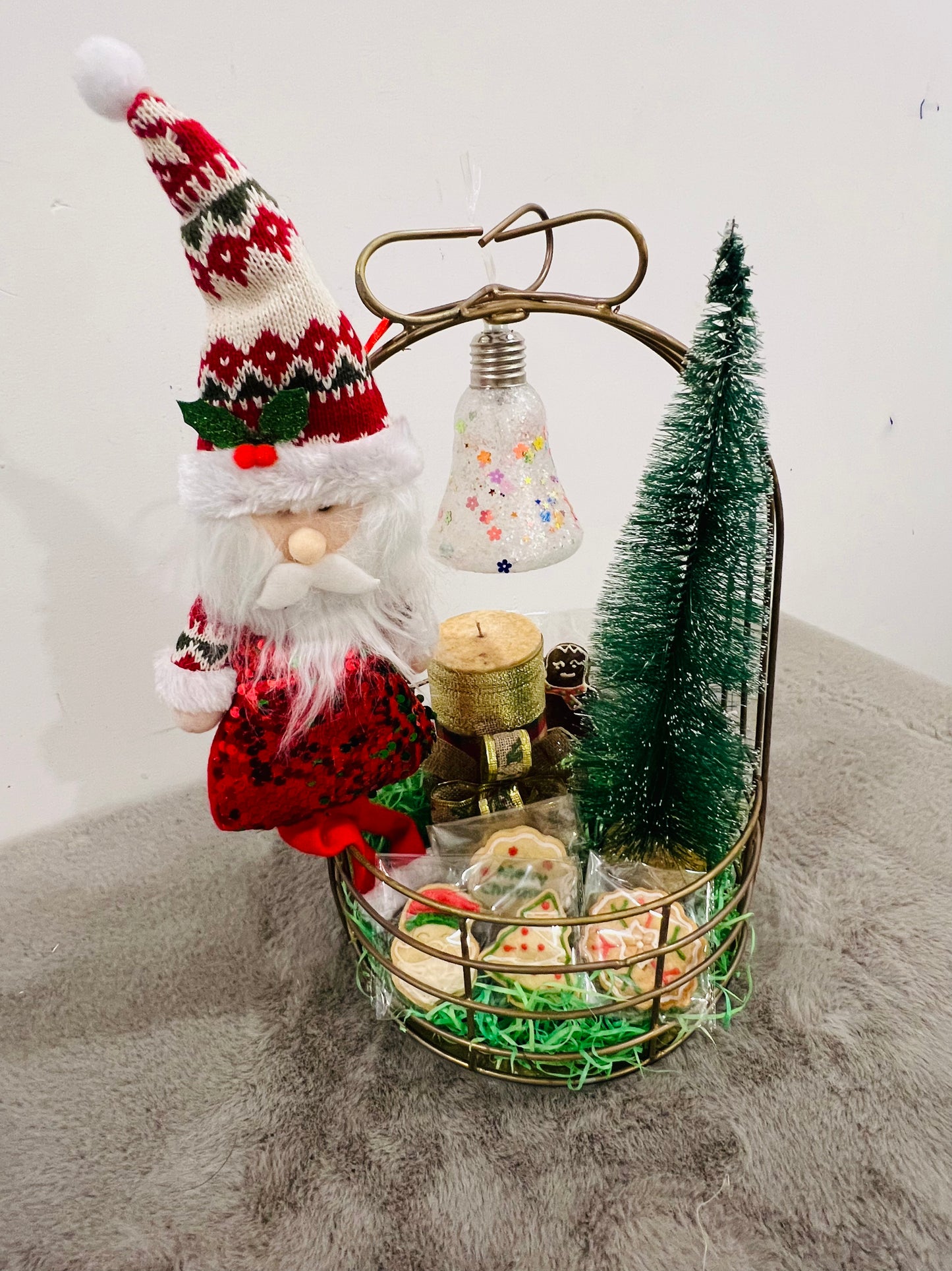 Deluxe Christmas Hamper in Metal Basket – Xmas Cookies, Plum Cake, Scented Candle, Gingerbread & Tree Décor