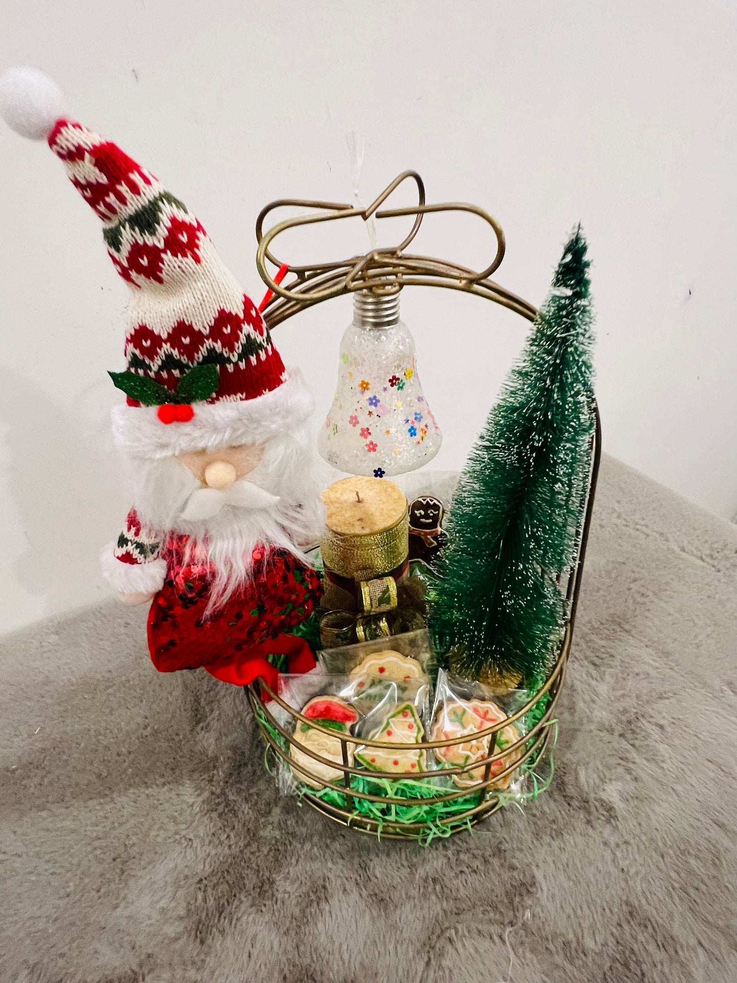 Deluxe Christmas Hamper in Metal Basket – Xmas Cookies, Plum Cake, Scented Candle, Gingerbread & Tree Décor