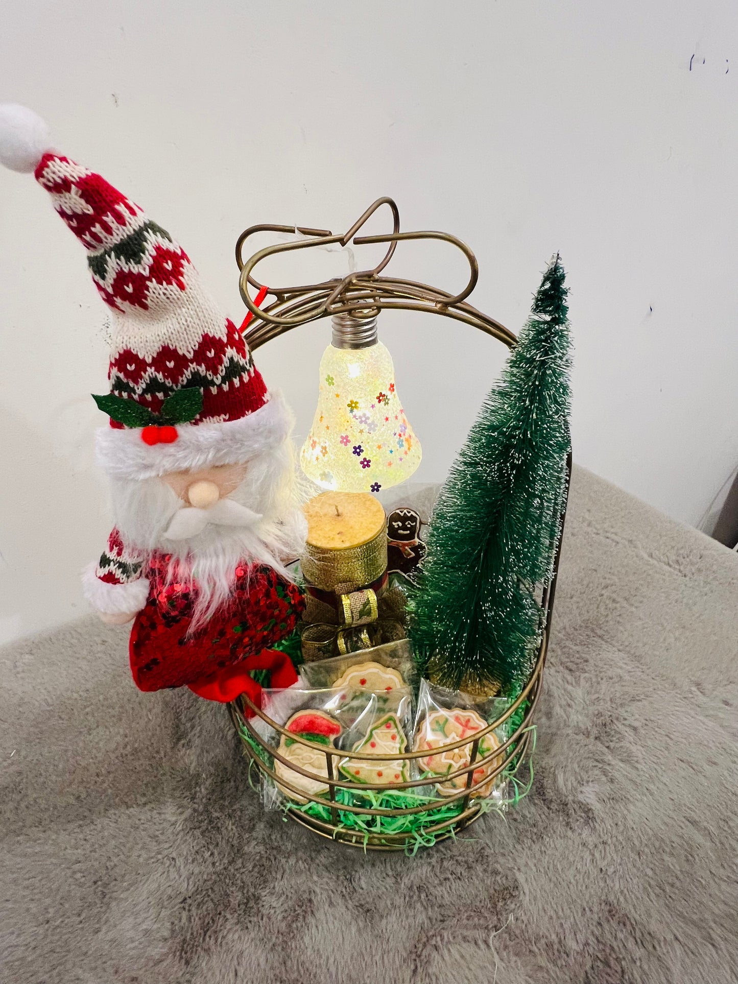 Deluxe Christmas Hamper in Metal Basket – Xmas Cookies, Plum Cake, Scented Candle, Gingerbread & Tree Décor