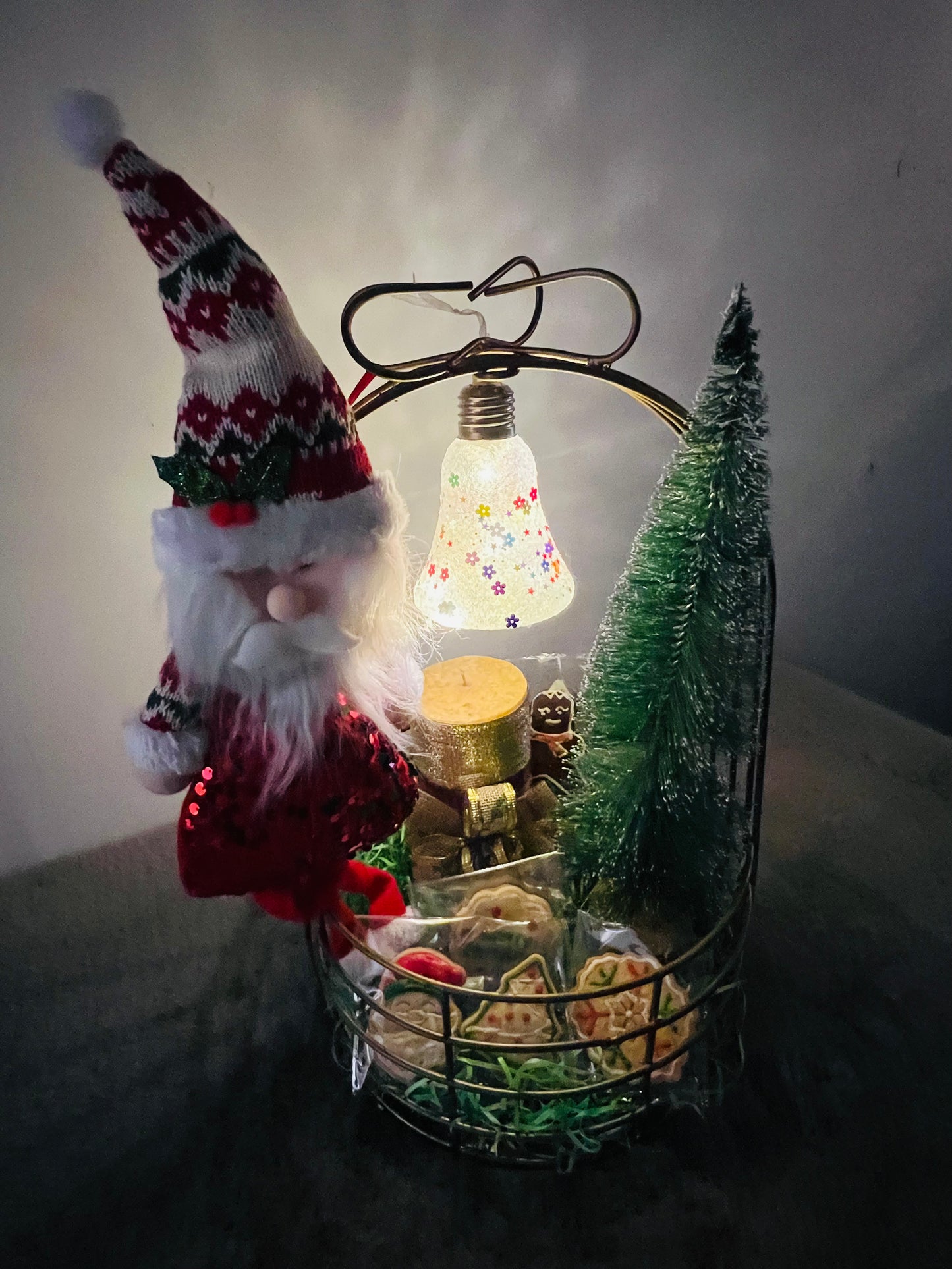 Deluxe Christmas Hamper in Metal Basket – Xmas Cookies, Plum Cake, Scented Candle, Gingerbread & Tree Décor
