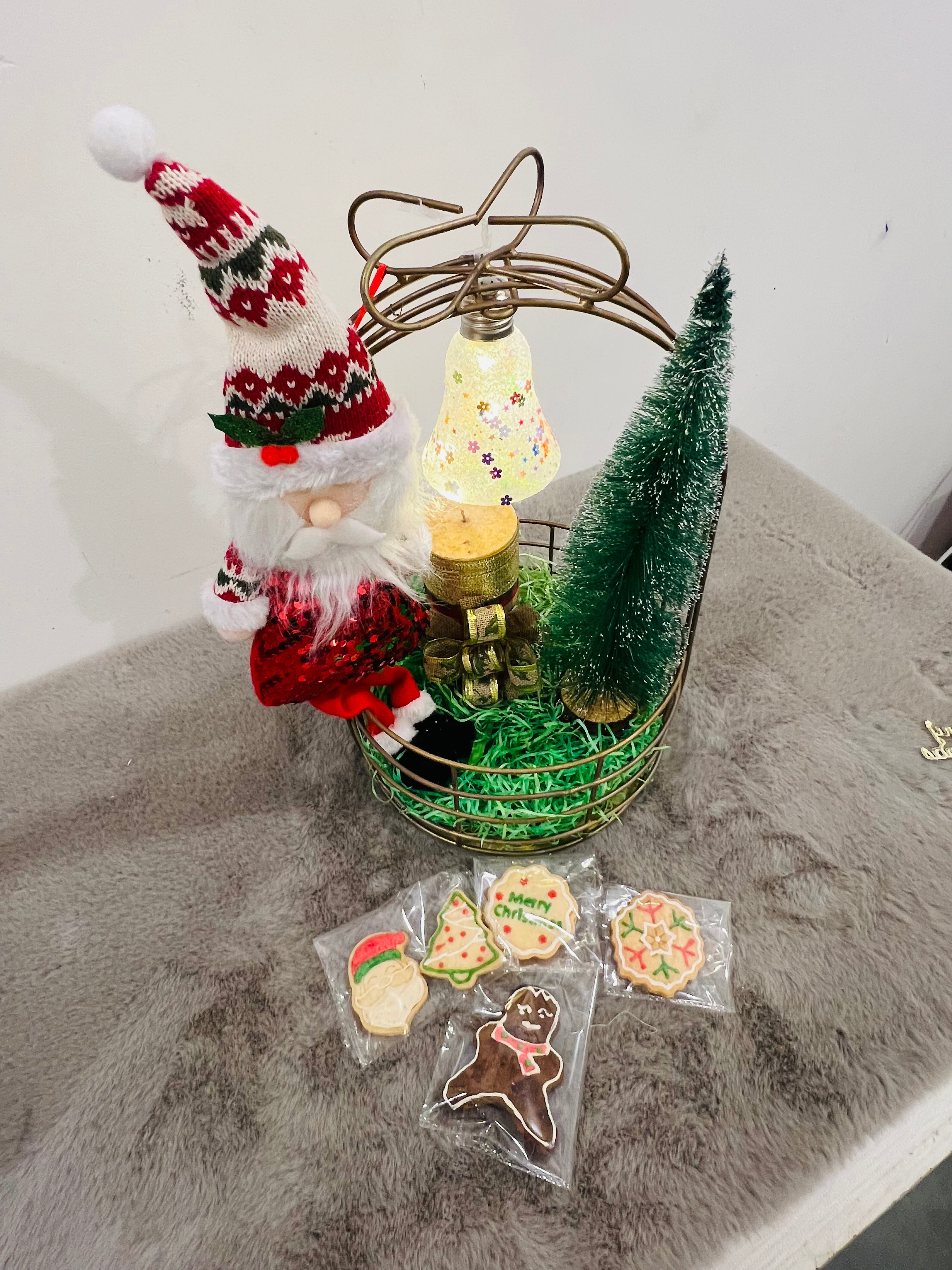 Deluxe Christmas Hamper in Metal Basket – Xmas Cookies, Plum Cake, Scented Candle, Gingerbread & Tree Décor