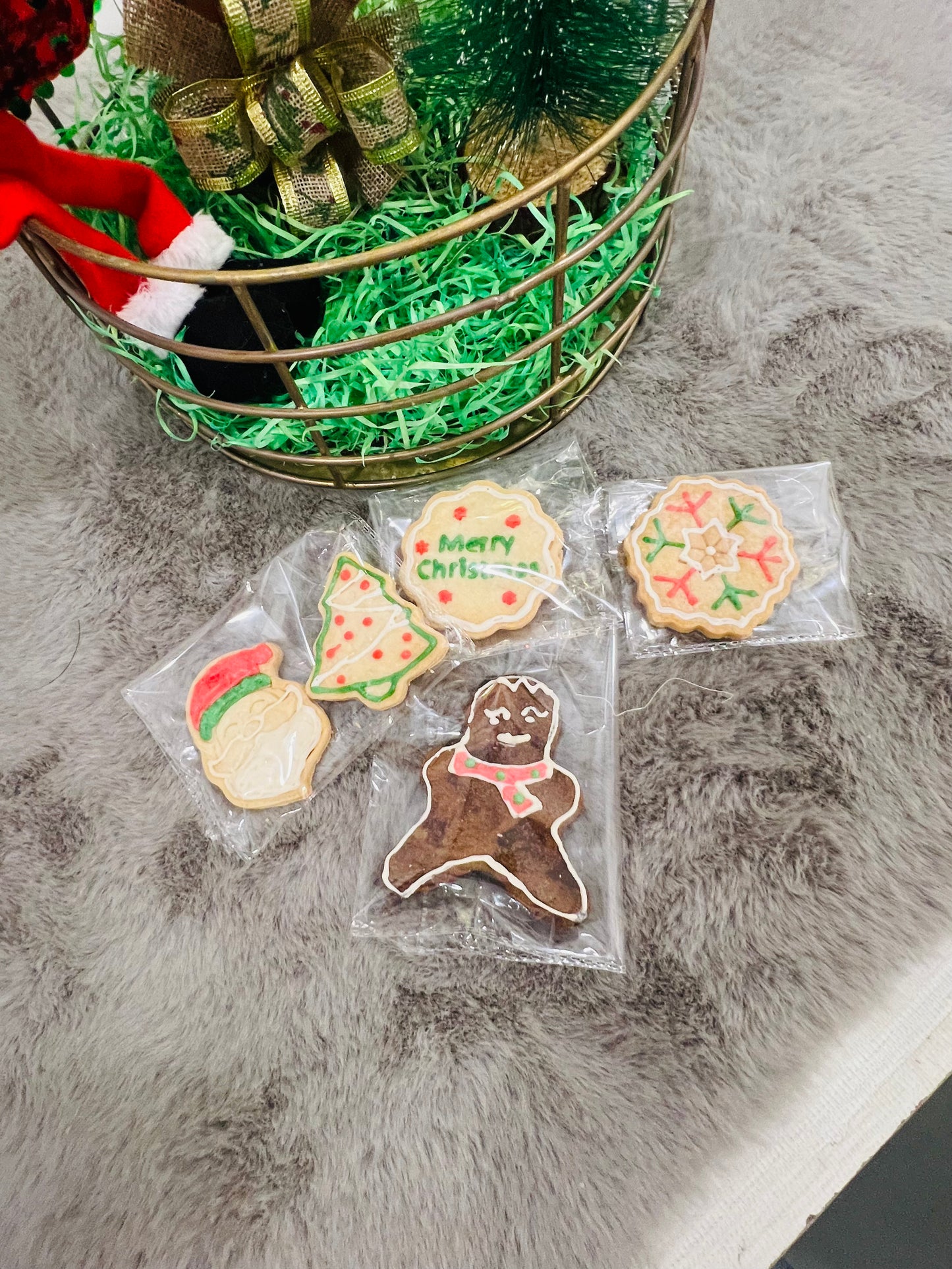 Deluxe Christmas Hamper in Metal Basket – Xmas Cookies, Plum Cake, Scented Candle, Gingerbread & Tree Décor