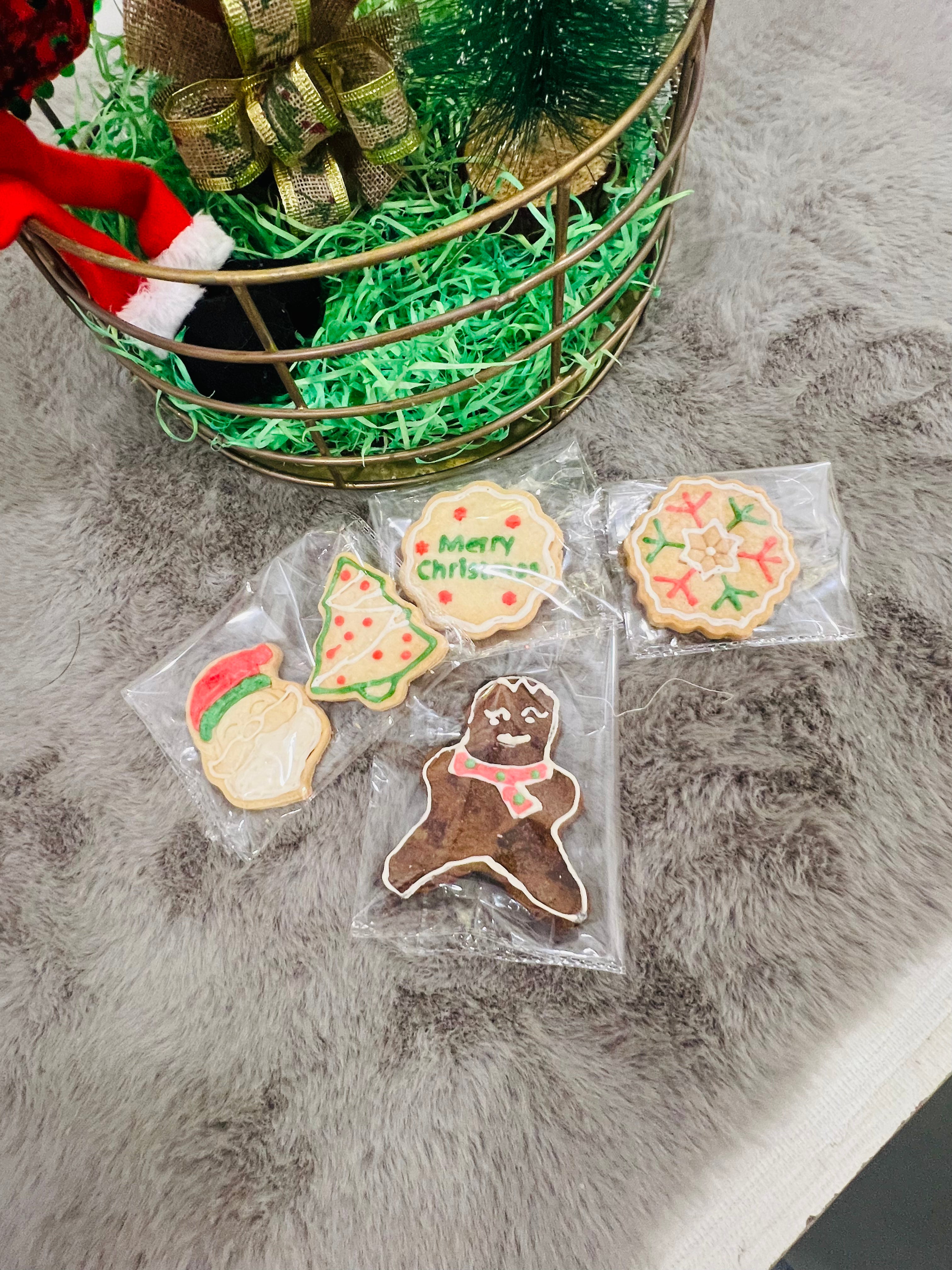 Deluxe Christmas Hamper in Metal Basket – Xmas Cookies, Plum Cake, Scented Candle, Gingerbread & Tree Décor