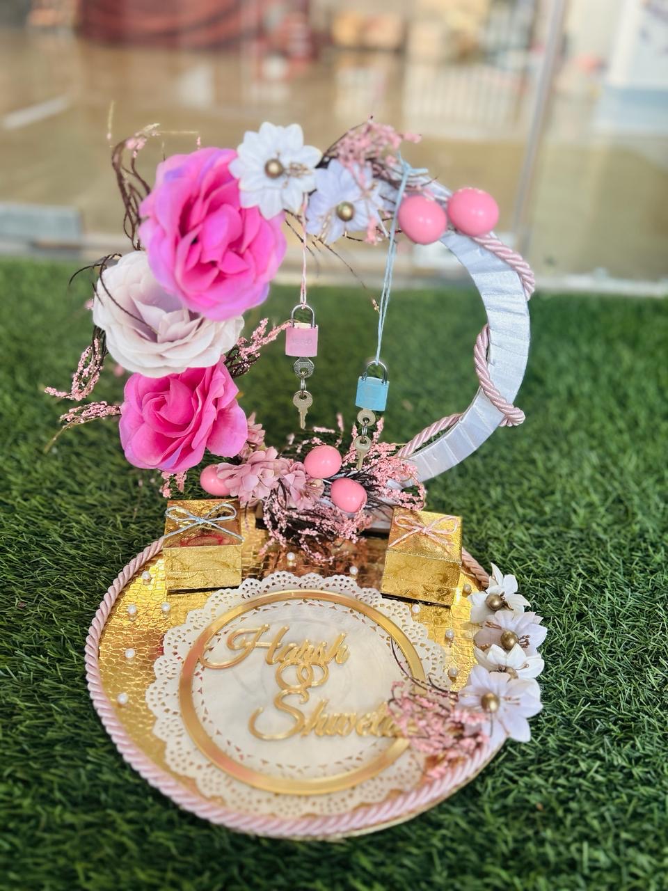 Elegant Engagement Ring Platter with Golden Base, Pink and Beige Roses, and Personalized Lock Design