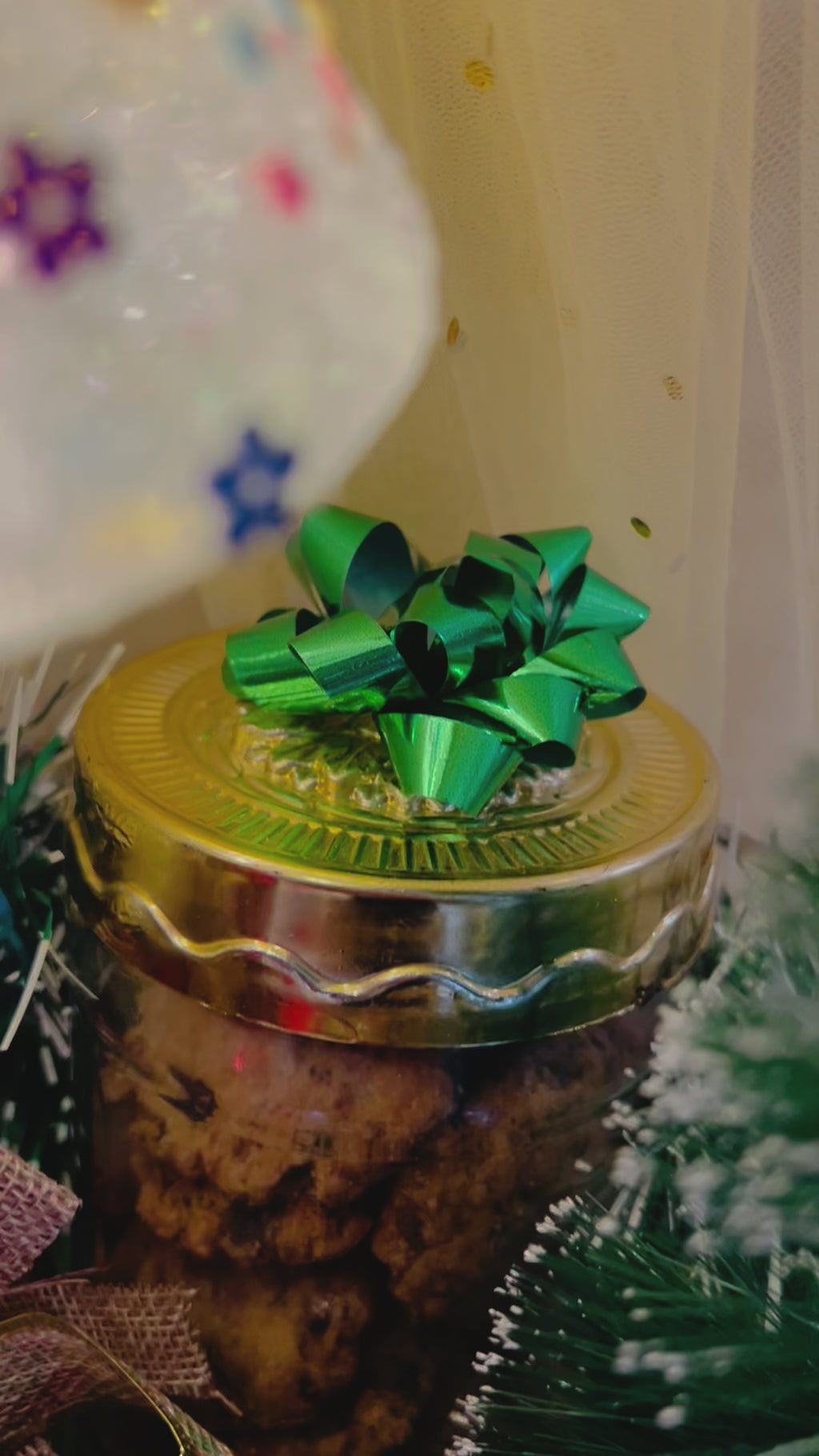 Deluxe Christmas Hamper in Metal Basket – Xmas Cookies, Plum Cake, Scented Candle, Gingerbread & Tree Décor