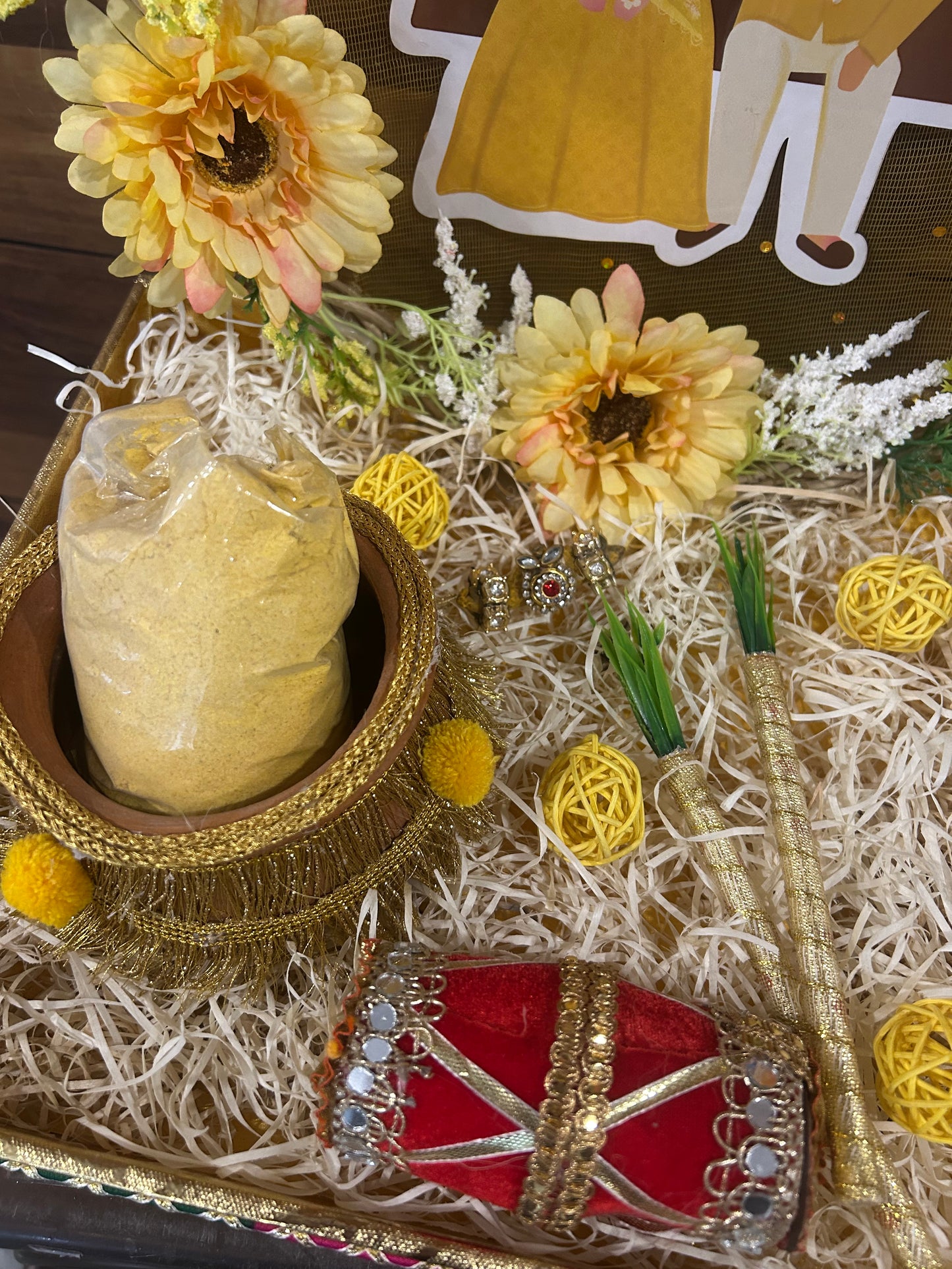 Backwall Haldi Platter Tray with Floral Decor, Pot & Haldi Powder | Girl & Boy Cutout Wedding Ceremony Tray | Wrap Shap